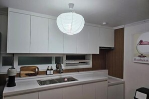 Room - 8 minutes away from Chungmuro Station, hill location,Breakfast for more than five nights (Seoul)