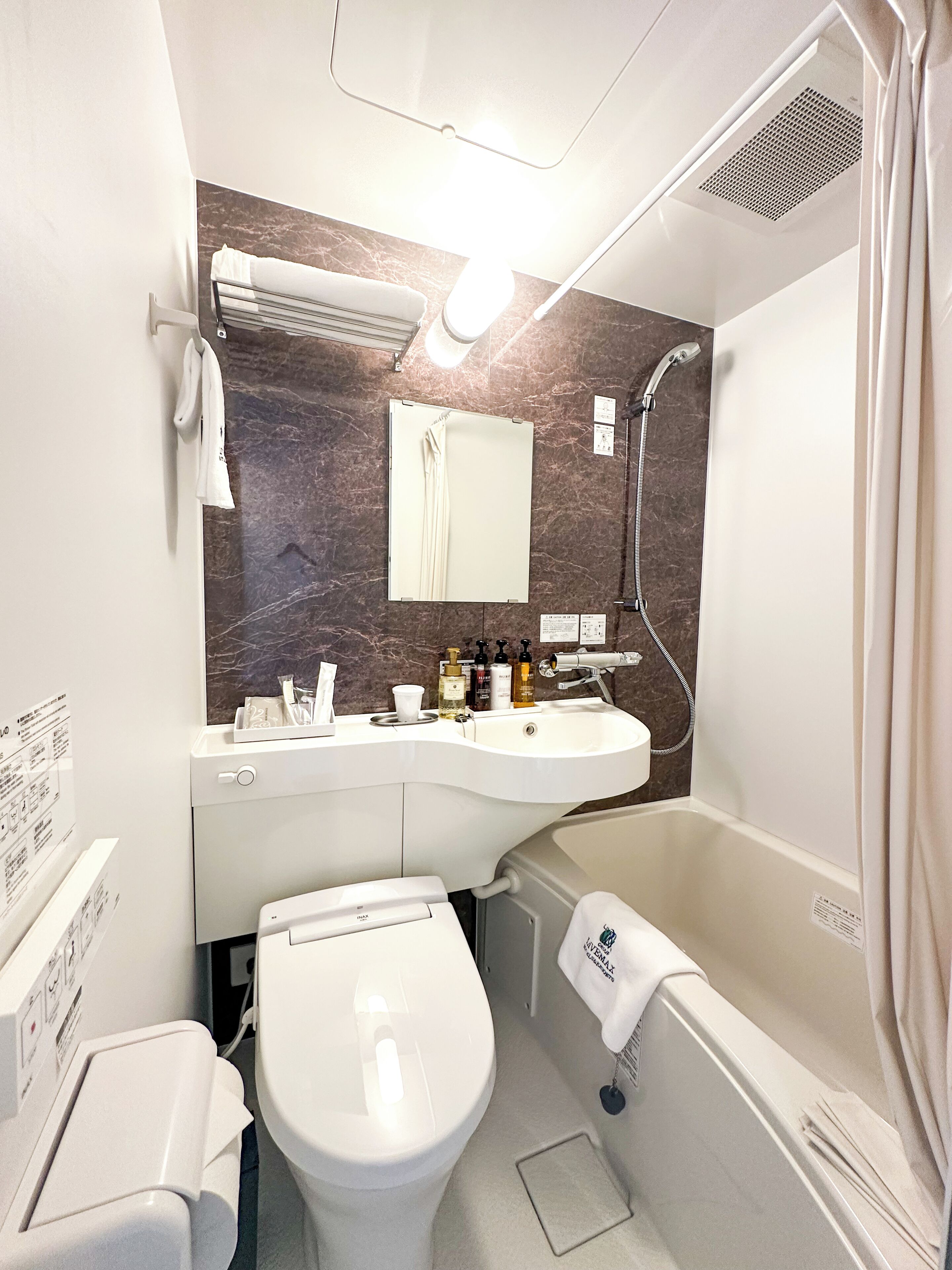 Bañera con ducha, secador de pelo, toallas, jabón