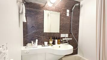 Ducha y bañera combinadas, secador de pelo, toallas y jabón