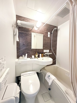 Bañera con ducha, secador de pelo, toallas, jabón