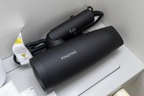 A black portable speaker with the brand name 'SALONIA' on a white surface. - Kaike shibaura (Tokyo)
