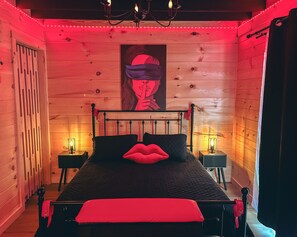 1 dormitori, caixa forta a l'habitació i planxa i posts de planxar 