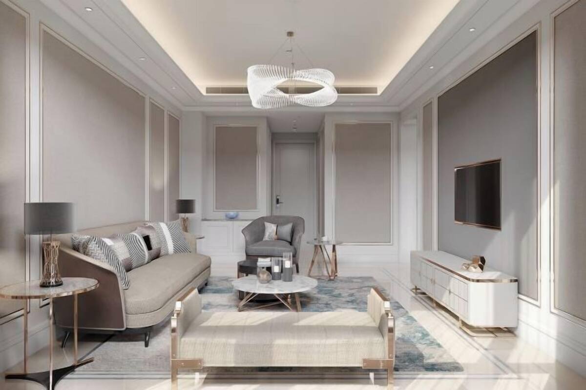 Un salon moderne comprenant un canapé, un fauteuil, une table basse, un téléviseur et un lustre décoratif.
