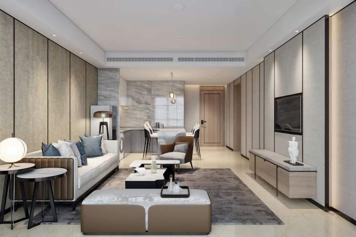 Un salon moderne avec un canapé, une table basse et un téléviseur. Il y a également un coin cuisine avec une table à manger et des chaises.