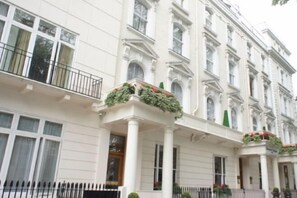 Exterior - The Abbey (London)