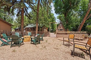 BBQ/picnic Area - Timber Lodge Cabin 02 (Colorado Springs)
