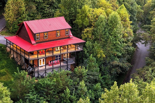 Indoor Pool, Theater, Hot Tub & Mountain Views Near Dollywood Crimson Crest by Avantstay