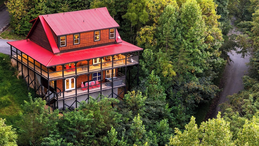 Indoor Pool, Theater, Hot Tub & Mountain Views Near Dollywood Crimson Crest by Avantstay