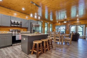 House (5 Bedrooms) | Interior
