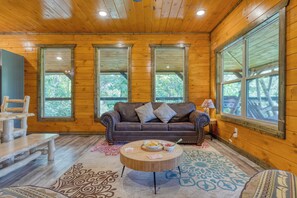House (5 Bedrooms) | Interior