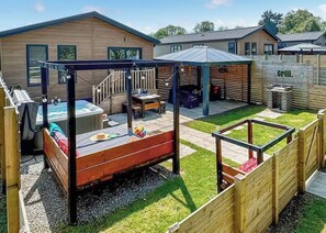 Outdoor dining - Fernwood Spa (Pet Garden) (Raywell, Beverley)