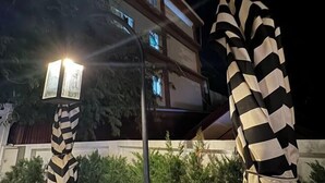 A building with a multi-story structure, a visible balcony, and a street lamp. - KK Hotel Pakse (Pakse)