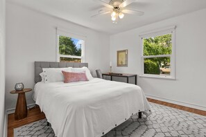 3 bedrooms, iron/ironing board, WiFi, bed sheets - The Dandelion House in the Garden Tract Redding, California (Redding)
