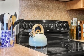 Private kitchen - The Dandelion House in the Garden Tract Redding, California (Redding)