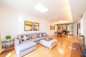 Apartamento superior, 2 habitaciones, cocina, vistas a la ciudad | Sala de estar | Una Smart TV