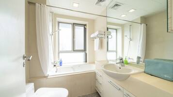 Superior Apartment, 2 Bedrooms, Kitchen, City View | Bathroom