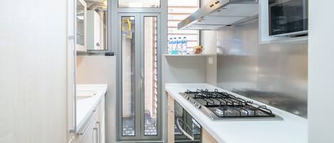 Superior Apartment, 2 Bedrooms, Kitchen, City View | Private kitchen | Stovetop, cookware/dishes/utensils