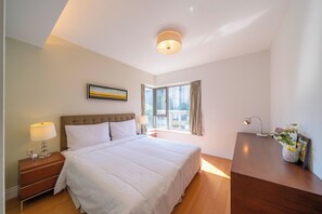 Apartament superior, 2 dormitoris, cuina, vistes a la ciutat | Escriptori i espai de treball apte per a portàtils 