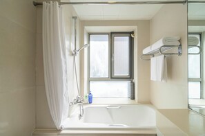Apartamento superior, 2 habitaciones, cocina, vistas a la ciudad | Baño | Artículos de higiene personal gratuitos, zapatillas, toallas y champú