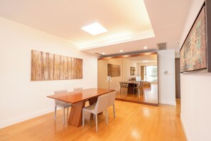 Apartament superior, 2 dormitoris, cuina, vistes a la ciutat | Sala d'estar | Televisor intel·ligent 