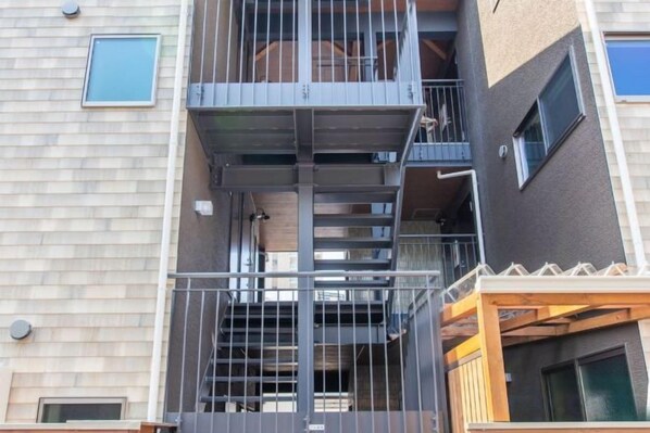 Unclassified image, 1 of 3, button - Life house (Osaka)