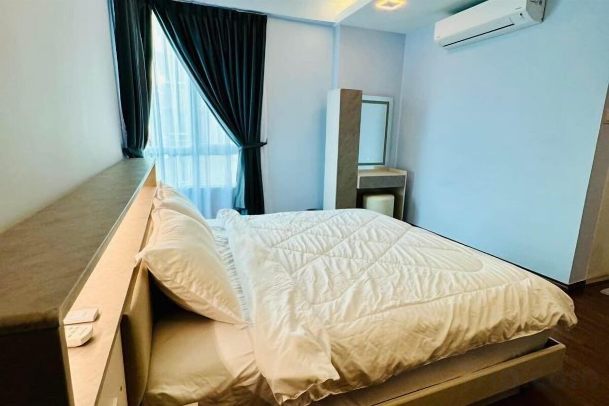Une chambre d’hôtel équipée d’un lit, d’une table de chevet, d’un miroir et d’un appareil de climatisation.