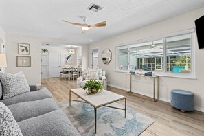 Smart TV, books - Flamingos Nest - Madeira Beach Pool Home with private Guest House (St. Petersburg)