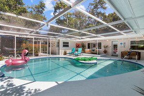 Outdoor pool, a heated pool - Flamingos Nest - Madeira Beach Pool Home with private Guest House (St. Petersburg)
