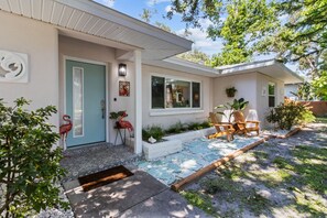 Exterior - Flamingos Nest - Madeira Beach Pool Home with private Guest House (St. Petersburg)