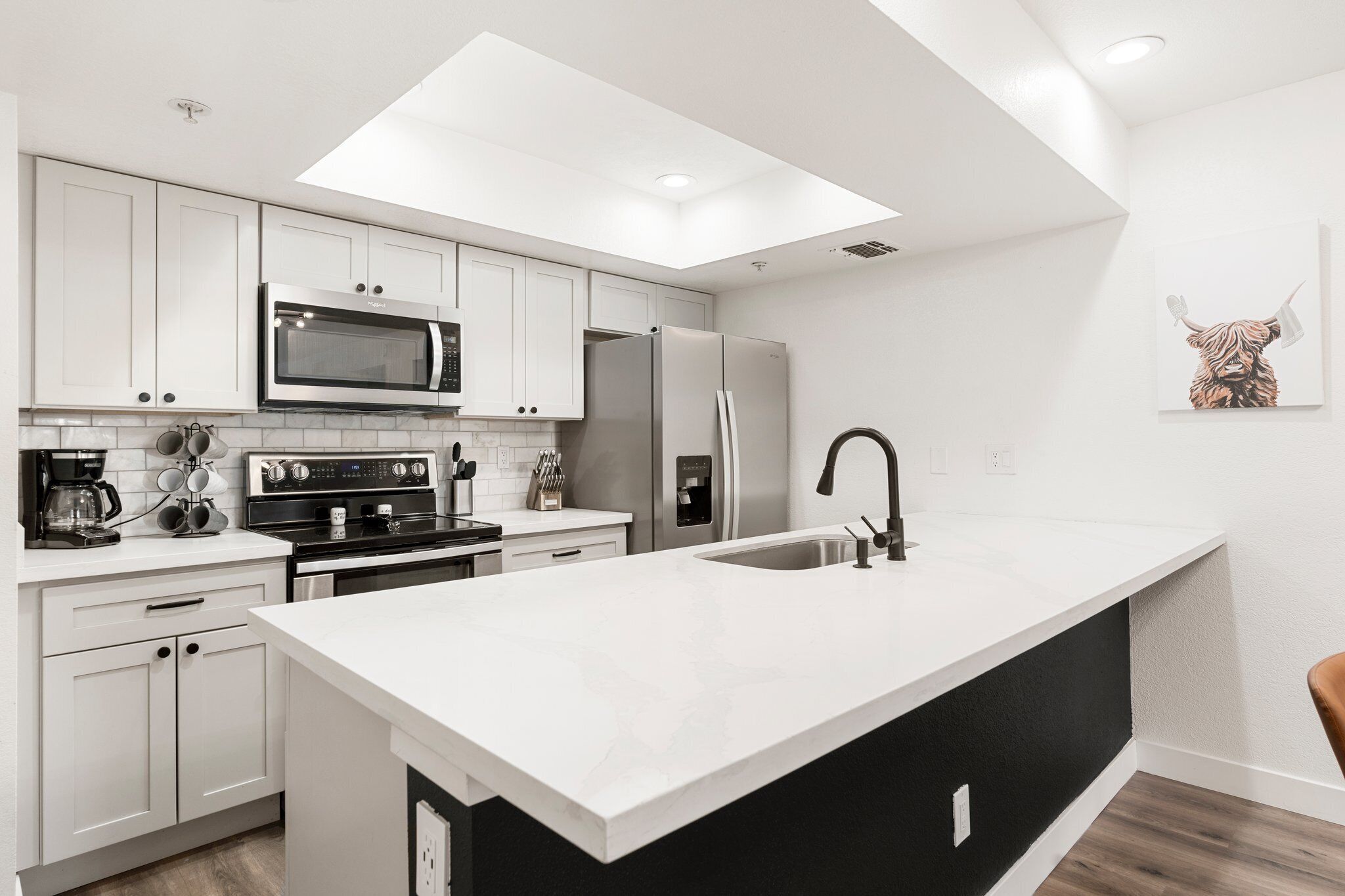 Mikrobølgeovn, ovn, kokeplater og oppvaskmaskin