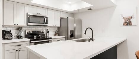 Mikrobølgeovn, ovn, kokeplater og oppvaskmaskin