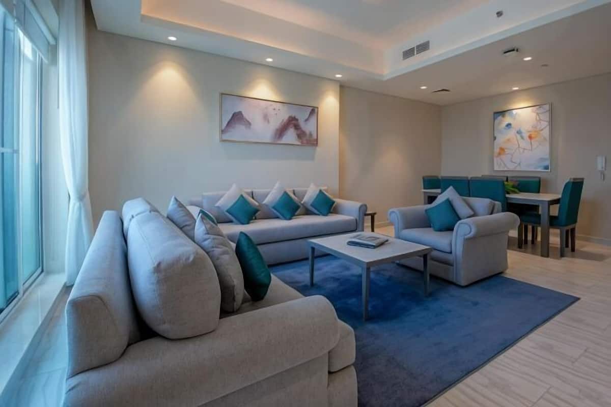 Ein modernes Wohnzimmer mit einer Sofagarnitur, Couchtisch und Essbereich.