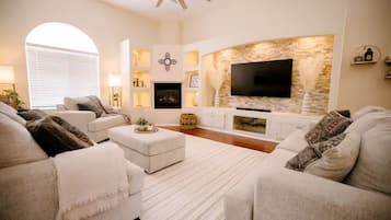 TV connectée, cheminée, livres, chaßne hi-fi