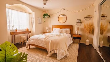 4 habitaciones, escritorio y tabla de planchar con plancha