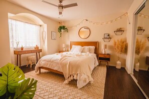 4 soverom, skrivebord, strykejern/-brett og reiseseng for barn