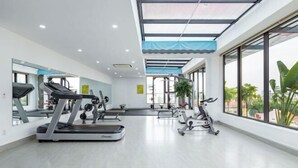 Ein modernes Fitnessstudio mit Laufbändern, Ergometer und Kurzhanteln.