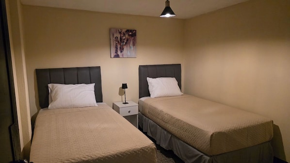 Chambre Économique avec lits jumeaux, 2 lits une place, non-fumeurs | Wi-Fi gratuit