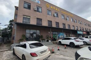 Self-parking (surcharge) - Zambezi Bay Hotel (Lusaka)