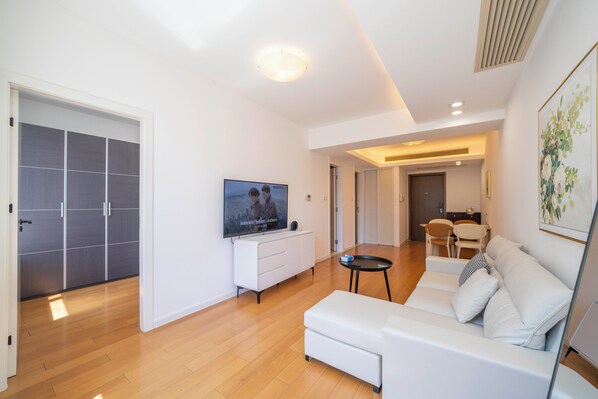 Superior Apartment, 1 Bedroom, Kitchen, City View | Living room | Smart TV