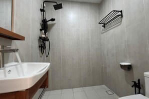 A bathroom with a shower, a sink, and a toilet. - Hillview Ipoh (Ipoh)