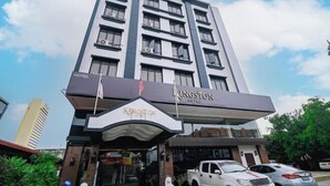 Ein mehrstöckiges Hotel mit markantem Eingang und Beschilderung für das Kingston Hotel.