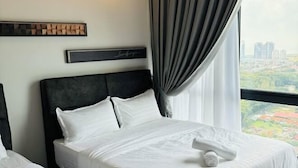 Une chambre d’hôtel avec un grand lit, une tête de lit, une vue sur la ville et une œuvre d’art accrochée au mur.