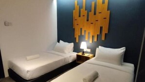 A hotel room with two beds, a wall-mounted light, and a modern abstract wall decoration. - Kingston Hotel 7 @ Johor Bharu (Johor Bahru)
