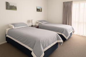 2 habitaciones, tabla de planchar con plancha, wifi y ropa de cama