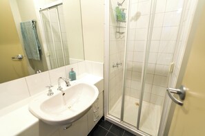 Dusche, Haartrockner, Handtücher, Seife