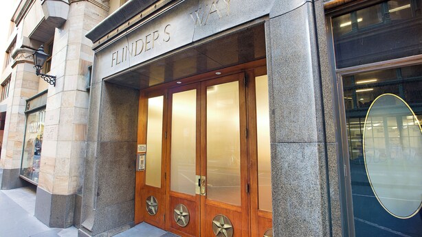 Entrada de un edificio con un letrero que dice "FLINDERS WAY".