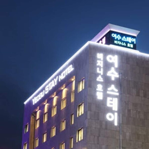 Un bâtiment sur lequel on peut lire l’inscription « Yongju Stay Hotel » et où figurent des inscriptions en coréen au-dessus des fenêtres.