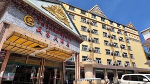 Un hotel con un llamativo emblema dorado y un letrero que indica que es un hotel.