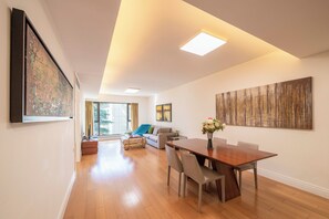 Departamento, 2 habitaciones, cocina, vista a la ciudad | Sala de estar | Smart TV