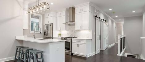 Frigorífico, microondas, horno y placa de cocina